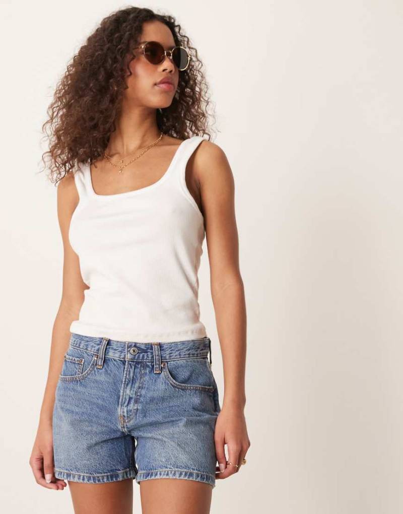 Abercrombie & Fitch - Baggy-Shorts in mittlerer Waschung-Blau Abercrombie & Fitch - Baggy-Shorts in mittlerer Waschung-Blau von Abercrombie & Fitch