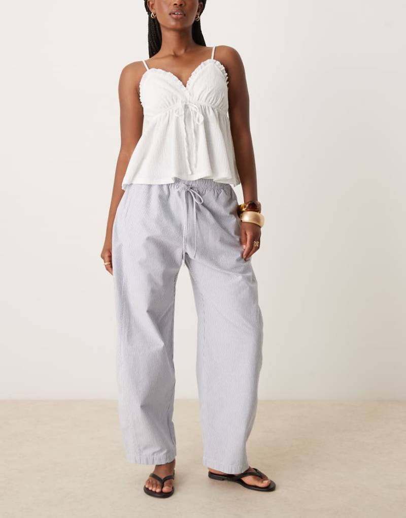 Abercrombie & Fitch - Barrel Leg Schlupfhose in Blau gestreift mit Bindeband am Bund von Abercrombie & Fitch