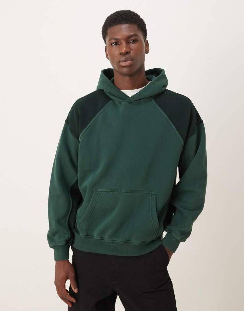 Abercrombie & Fitch - Basic-Kapuzenpullover in Dunkelgrün mit Kängurutasche Abercrombie & Fitch - Basic-Kapuzenpullover in Dunkelgrün mit Kängurutasche von Abercrombie & Fitch