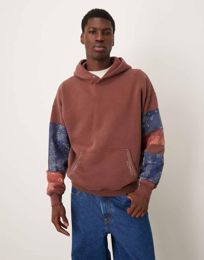 Abercrombie & Fitch - Basic-Kapuzenpullover in Schokobraun mit Patchwork-Details-Brown Abercrombie & Fitch - Basic-Kapuzenpullover in Schokobraun mit Patchwork-Details-Brown von Abercrombie & Fitch
