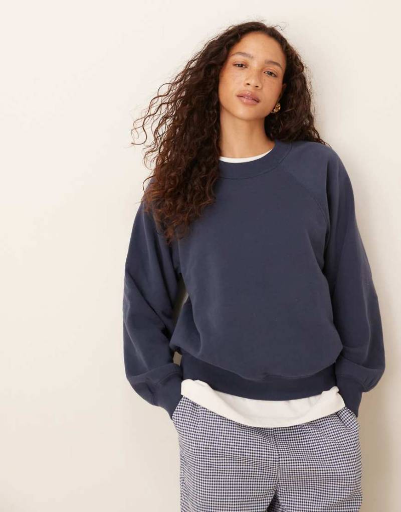 Abercrombie & Fitch - Basic-Sweatshirt in Marineblau mit klassischem Rundhalsausschnitt und Farbblockdesign von Abercrombie & Fitch