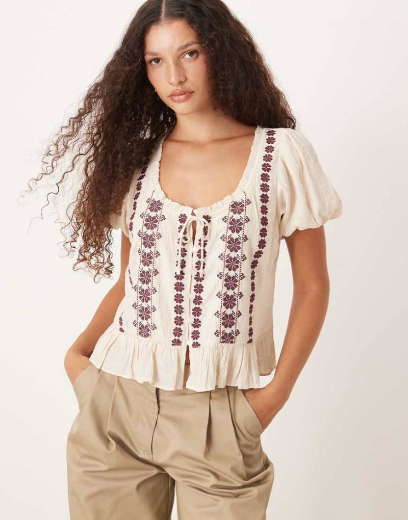 Abercrombie & Fitch - Besticktes, kurzärmliges Boho-Oberteil in Cremeweiß-Neutral von Abercrombie & Fitch