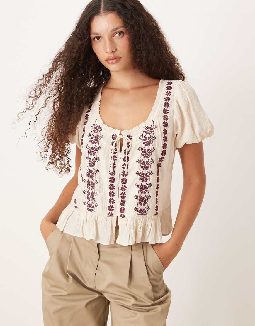 Abercrombie & Fitch - Besticktes, kurzärmliges Boho-Oberteil in Cremeweiß-Neutral von Abercrombie & Fitch