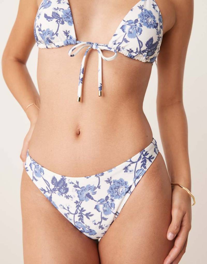 Abercrombie & Fitch - Bikinihose in Blau mit Blumenmuster und mittelhohem Bund, Kombiteil von Abercrombie & Fitch