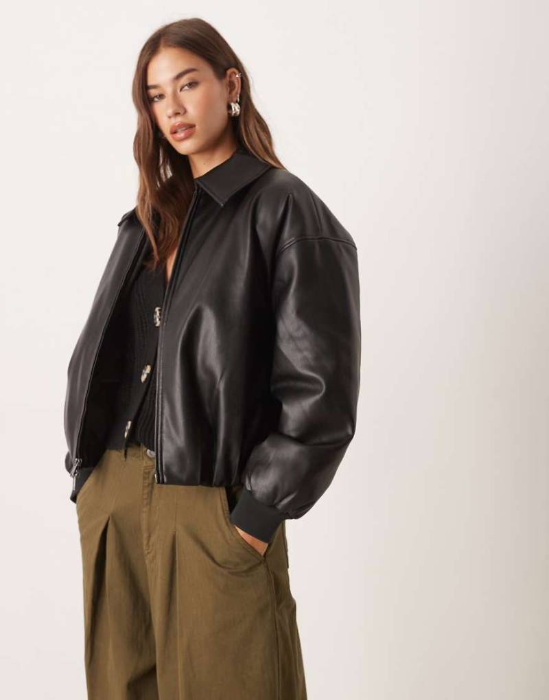 Abercrombie & Fitch - Bomberjacke aus Kunstleder in Schwarz mit Ballonsaum Abercrombie & Fitch - Bomberjacke aus Kunstleder in Schwarz mit Ballonsaum von Abercrombie & Fitch