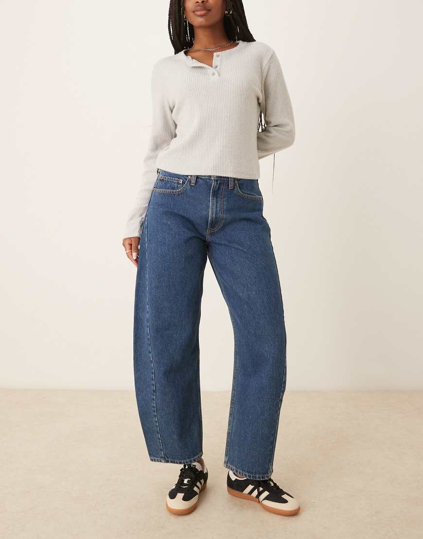 Abercrombie & Fitch - Curve Love - Barrel-Leg-Jeans in mittlerer Waschung mit mittelhohem Bund-Blau Abercrombie & Fitch - Curve Love - Barrel-Leg-Jeans in mittlerer Waschung mit mittelhohem Bund-Blau von Abercrombie & Fitch