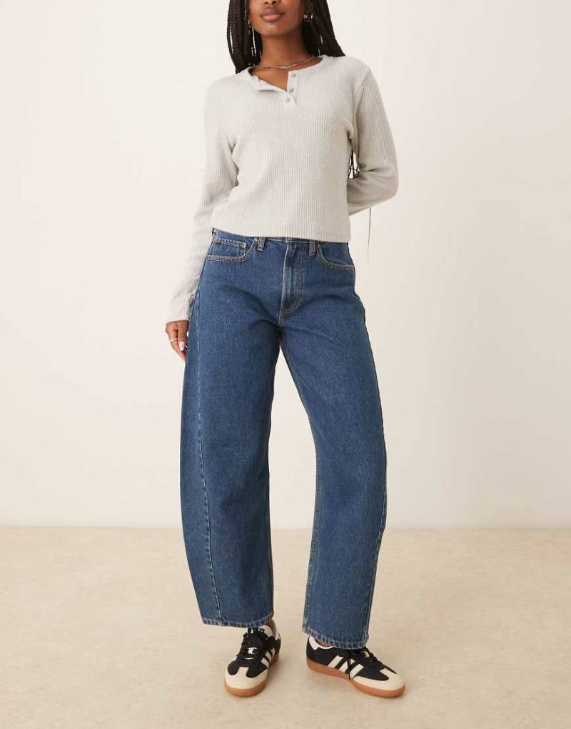 Abercrombie & Fitch - Curve Love - Barrel-Leg-Jeans in mittlerer Waschung mit mittelhohem Bund-Blau von Abercrombie & Fitch