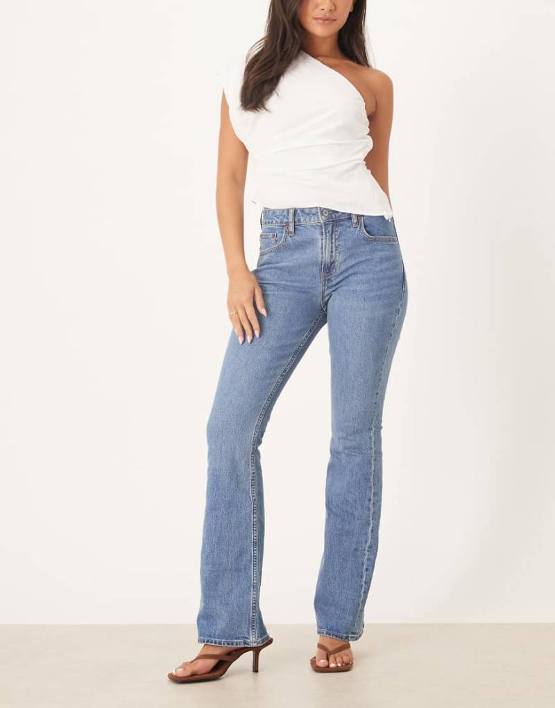 Abercrombie & Fitch - Curve Love - Bootcut-Jeans in mittelblauer Waschung mit mittelhohem Bund von Abercrombie & Fitch