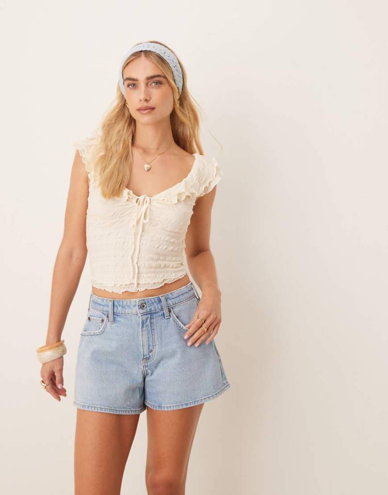 Abercrombie & Fitch Curve Love - Denim-Shorts in hellblauer Waschung mit mittelhohem Bund und ausgestelltem Bein von Abercrombie & Fitch