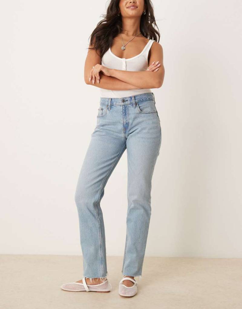 Abercrombie & Fitch - Curve Love - Gerade geschnittene Jeans in heller Waschung im Stil der 90er mit mittelhohem Bund-Blau von Abercrombie & Fitch