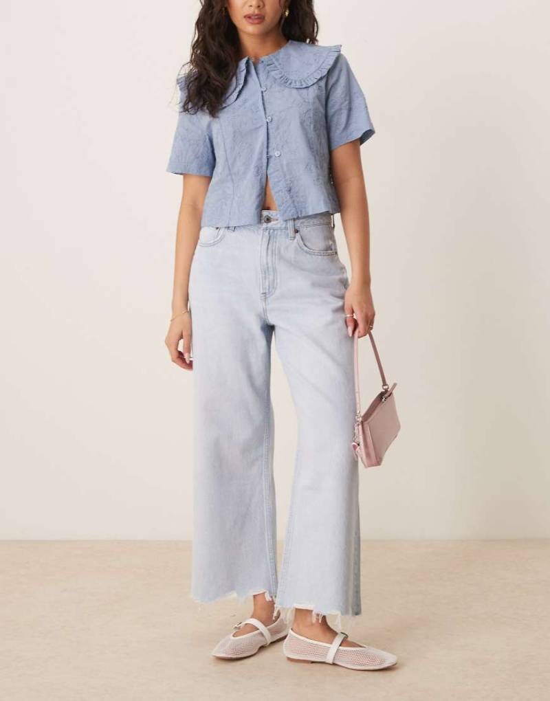 Abercrombie & Fitch - Curve Love - Kurz geschnittene Jeans in mittlerer Waschung mit weitem Bein und hohem Bund-Blau von Abercrombie & Fitch