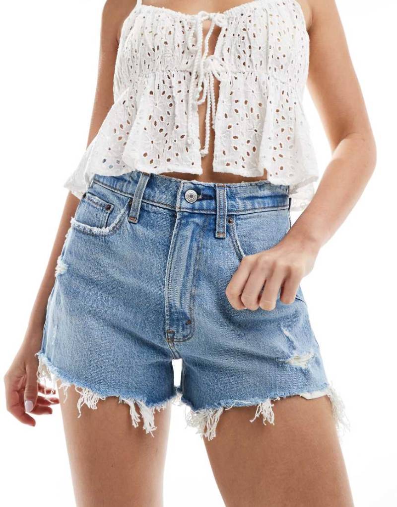Abercrombie & Fitch - Curve Love - Mom-Shorts aus Denim in Hellblau Abercrombie & Fitch - Curve Love - Mom-Shorts aus Denim in Hellblau von Abercrombie & Fitch