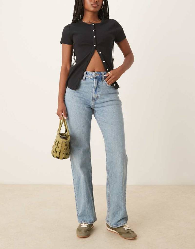 Abercrombie & Fitch - Curve Love - Relaxed Fit Jeans in mittlerer Waschung mit hohem Bund im 90er-Stil-Blau von Abercrombie & Fitch