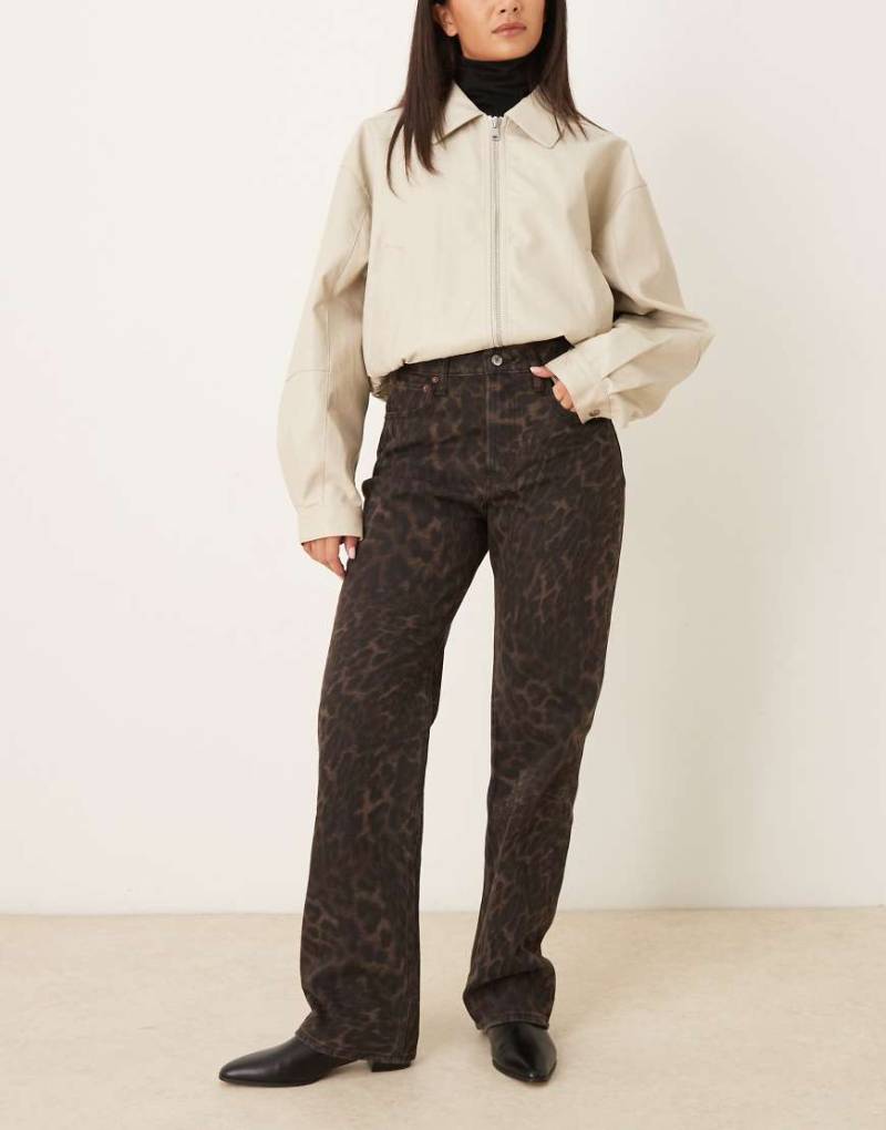 Abercrombie & Fitch Curve - Love - Relaxed-Fit-Jeans mit schokobraunem Gepardenmuster im Stil der 90er-Brown Abercrombie & Fitch Curve - Love - Relaxed-Fit-Jeans mit schokobraunem Gepardenmuster im Stil der 90er-Brown von Abercrombie & Fitch