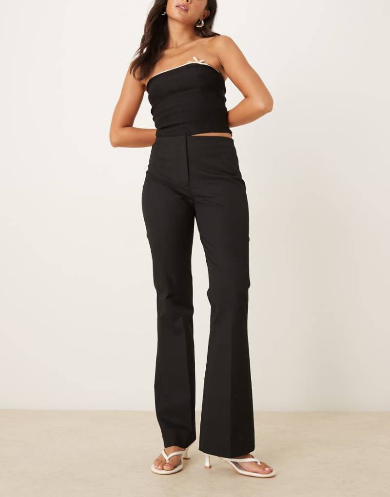 Abercrombie & Fitch - Curve Love - Slim-Fit-Hose mit Bootcut-Schnitt in Schwarz mit hohem Bund von Abercrombie & Fitch