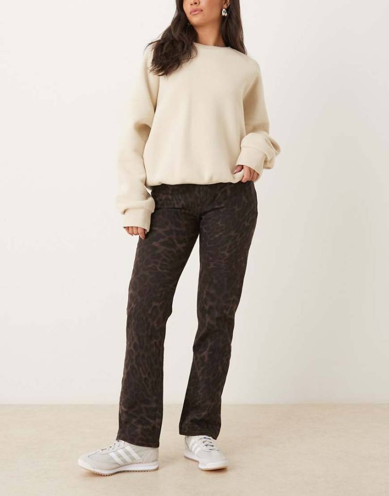 Abercrombie & Fitch - Curve Love - Straight Jeans in Braun mit mittelhohem Bund und Leopardenmuster-Brown von Abercrombie & Fitch