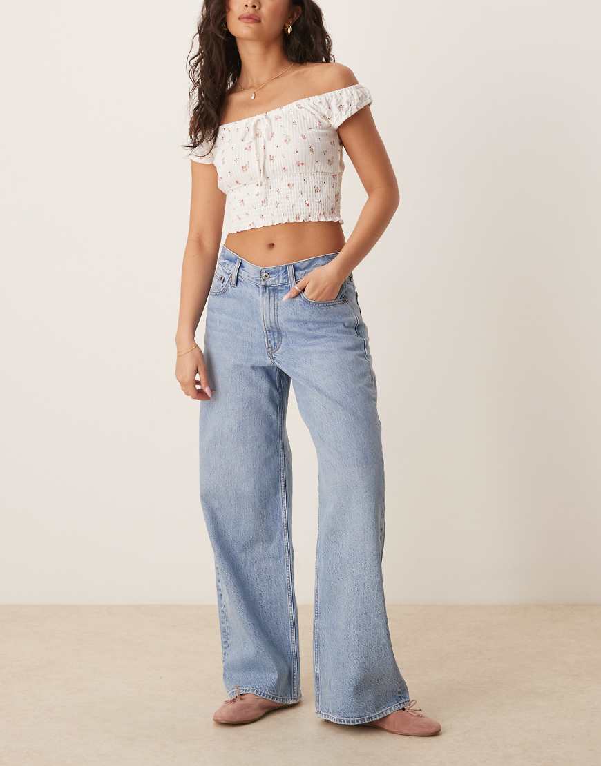 Abercrombie & Fitch - Curve Love - Ultraweite Jeans in heller Waschung mit niedrigem Bund-Blau von Abercrombie & Fitch