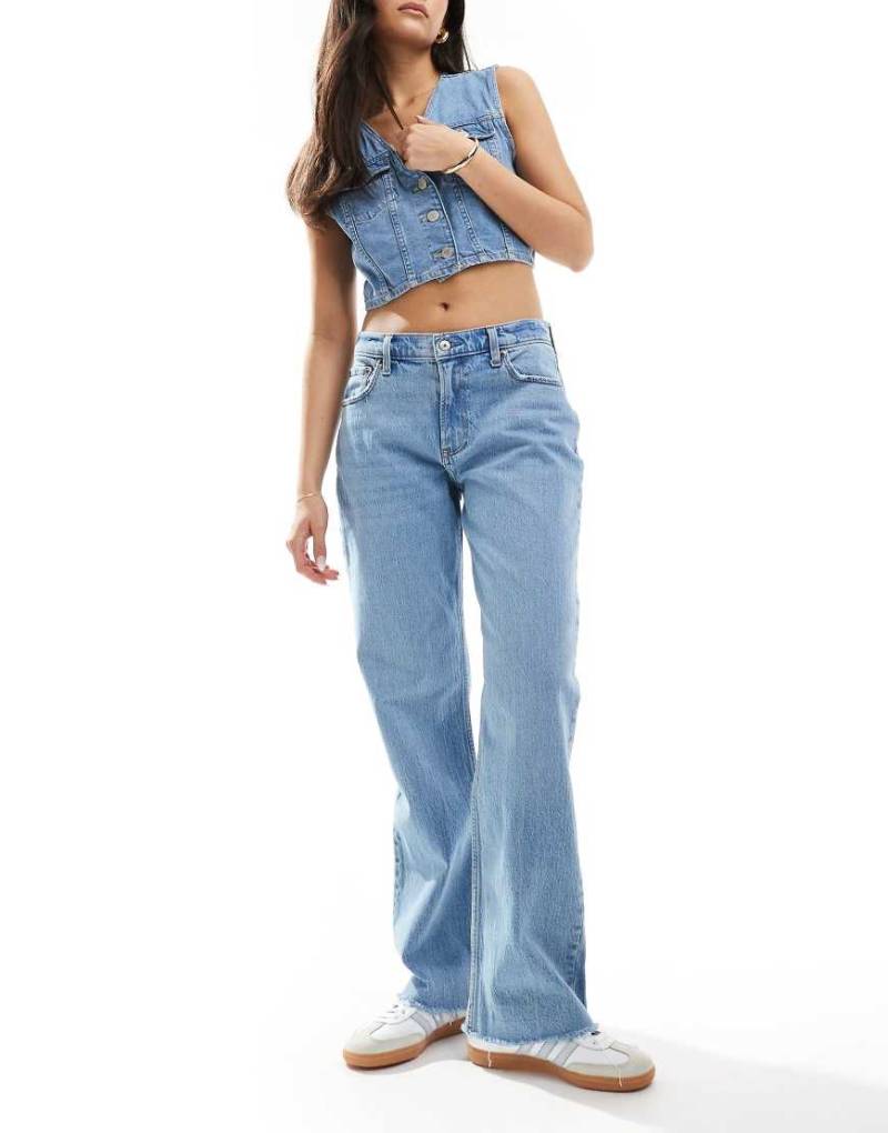 Abercrombie & Fitch - Curve Love - Weite Jeans in Mittelblau mit niedrigem Bund von Abercrombie & Fitch