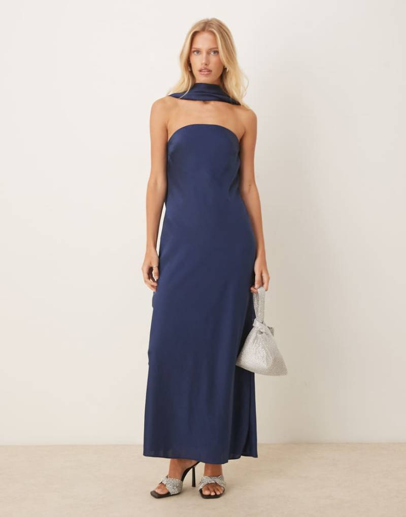 Abercrombie & Fitch - Drapiertes Neckholder-Maxikleid in Marineblau mit Wasserfallausschnitt-Schwarz von Abercrombie & Fitch