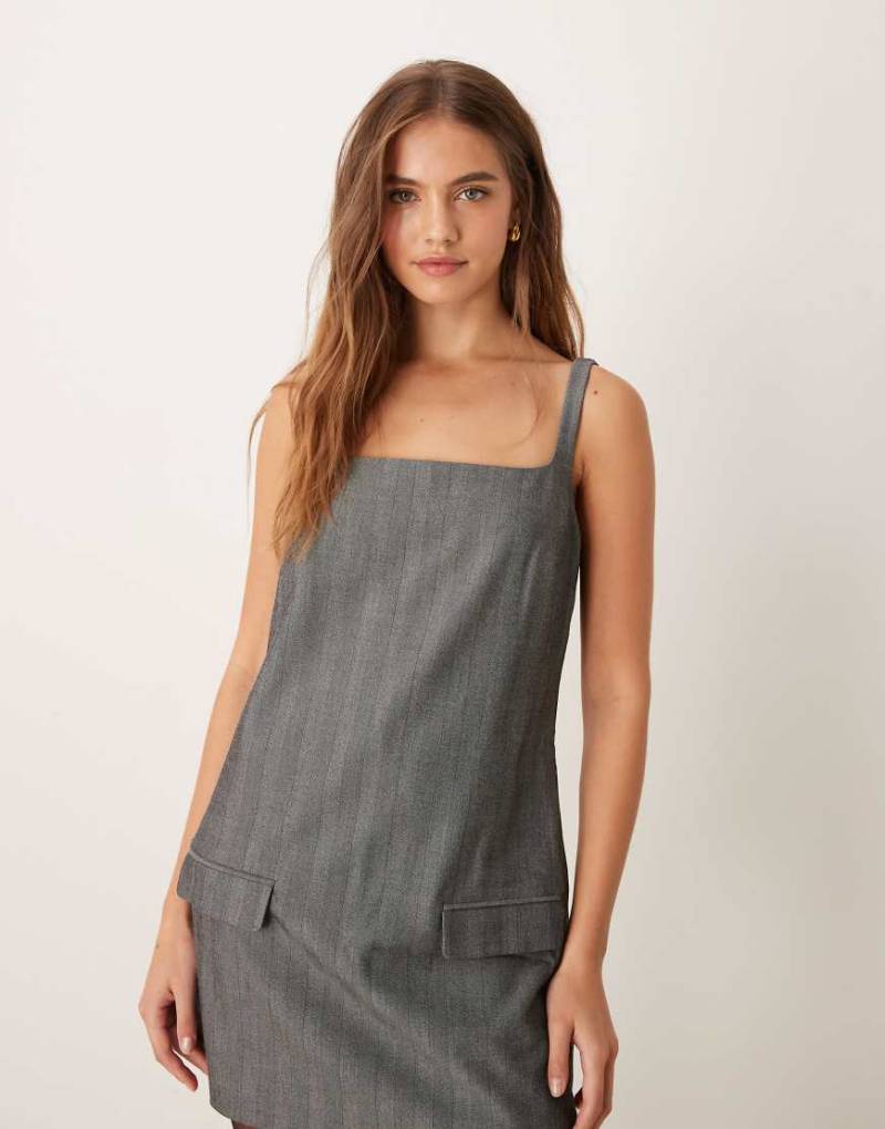 Abercrombie & Fitch - Elegantes Etuikleid in Grau mit Fischgrätmuster Abercrombie & Fitch - Elegantes Etuikleid in Grau mit Fischgrätmuster von Abercrombie & Fitch