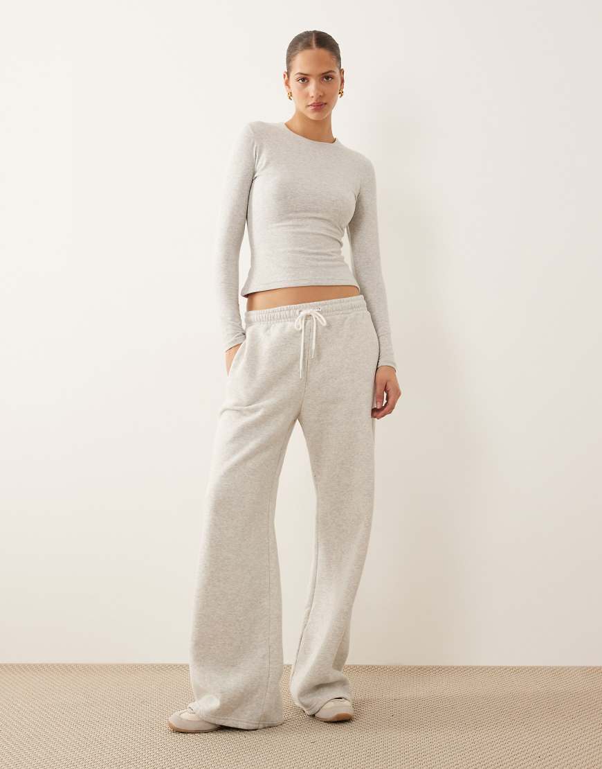 Abercrombie & Fitch - Essential - Jogginghose in Grau mit hohem Bund und weitem Bein Abercrombie & Fitch - Essential - Jogginghose in Grau mit hohem Bund und weitem Bein von Abercrombie & Fitch