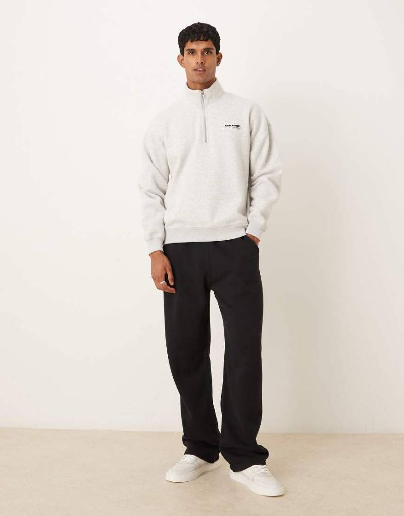 Abercrombie & Fitch - Essential - Weite Jogginghose in Schwarz mit unversäubertem Saum von Abercrombie & Fitch