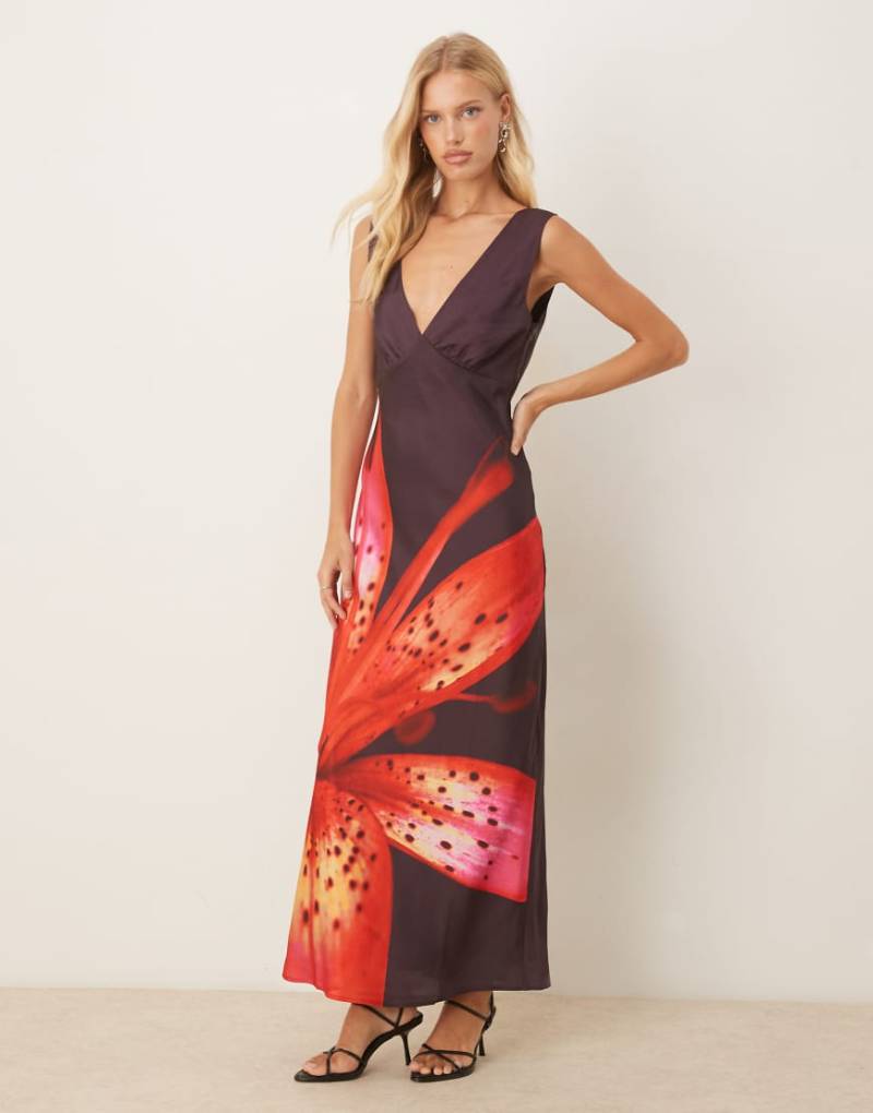 Abercrombie & Fitch - Festliches Maxikleid in Rot mit Blumenmuster und Rückenausschnitt-Schwarz von Abercrombie & Fitch