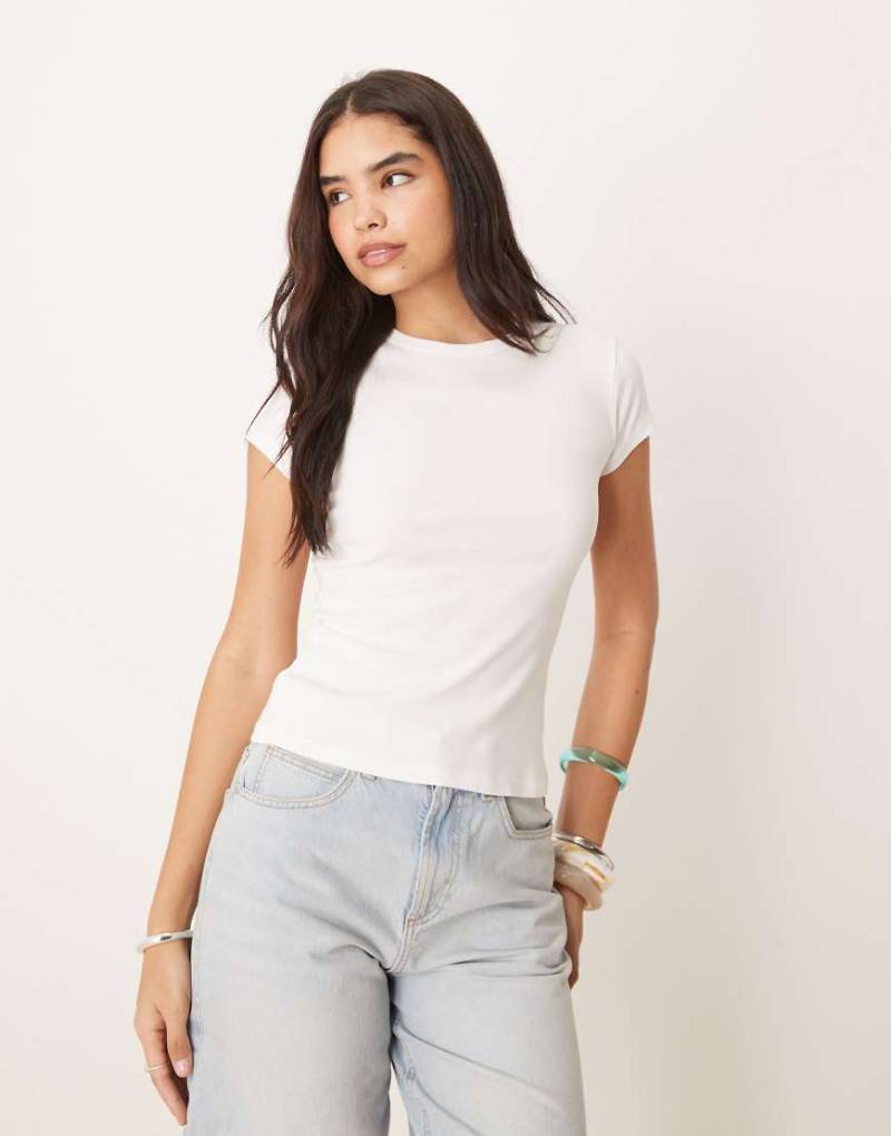 Abercrombie & Fitch - Geripptes Slim Fit T-Shirt in Weiß von Abercrombie & Fitch