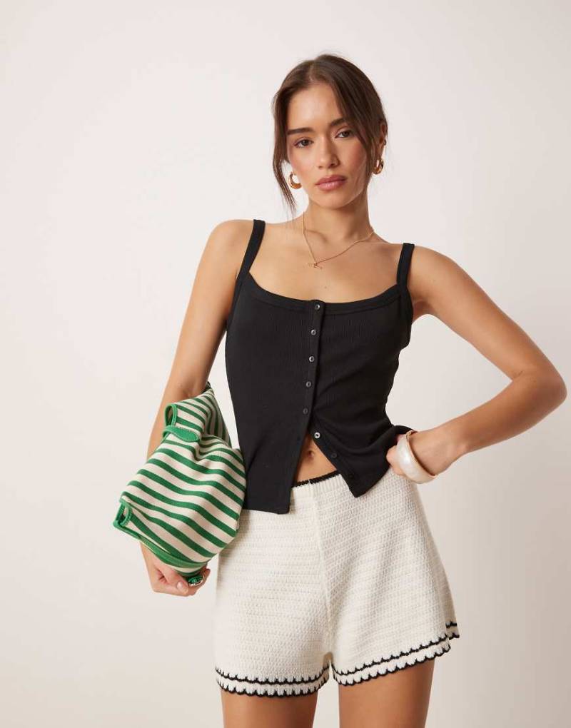 Abercrombie & Fitch - Geripptes Tanktop in Schwarz mit breiten Trägern und durchgehender Knopfleiste von Abercrombie & Fitch