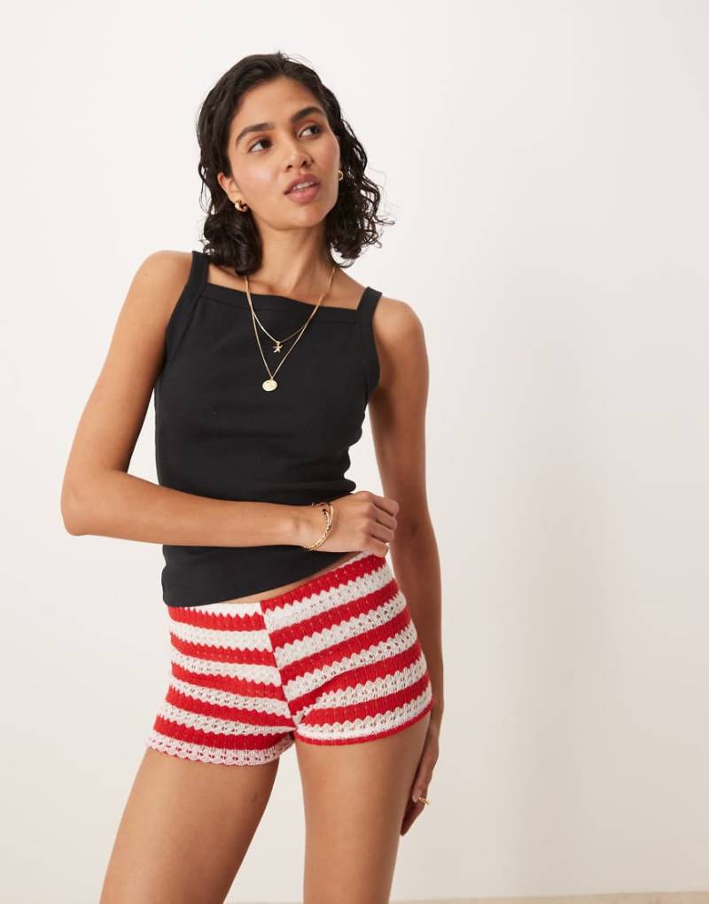 Abercrombie & Fitch - Geripptes Trägertop in Schwarz mit hohem Ausschnitt von Abercrombie & Fitch