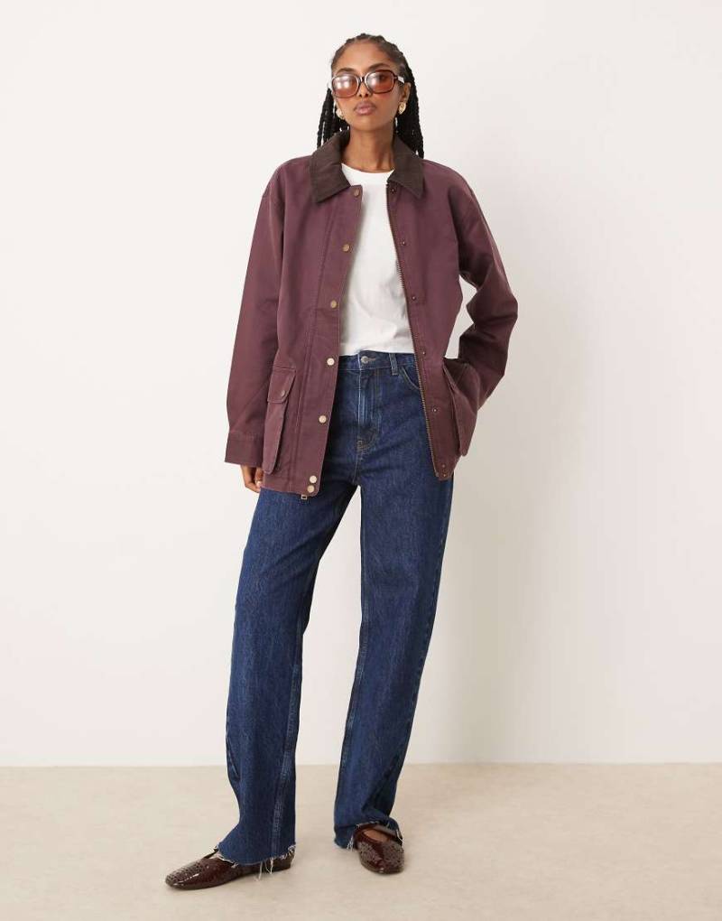 Abercrombie & Fitch - Gewachste Barn-Jacke in Burgunderrot mit mittlerer Länge und kontrastierendem Kragen Abercrombie & Fitch - Gewachste Barn-Jacke in Burgunderrot mit mittlerer Länge und kontrastierendem Kragen von Abercrombie & Fitch