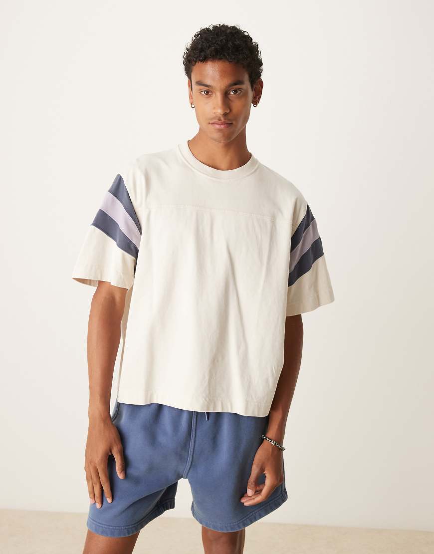 Abercrombie & Fitch - Hochwertiges, kurzärmliges Fußball-T-Shirt in Weiß mit kontrastierenden Streifen von Abercrombie & Fitch