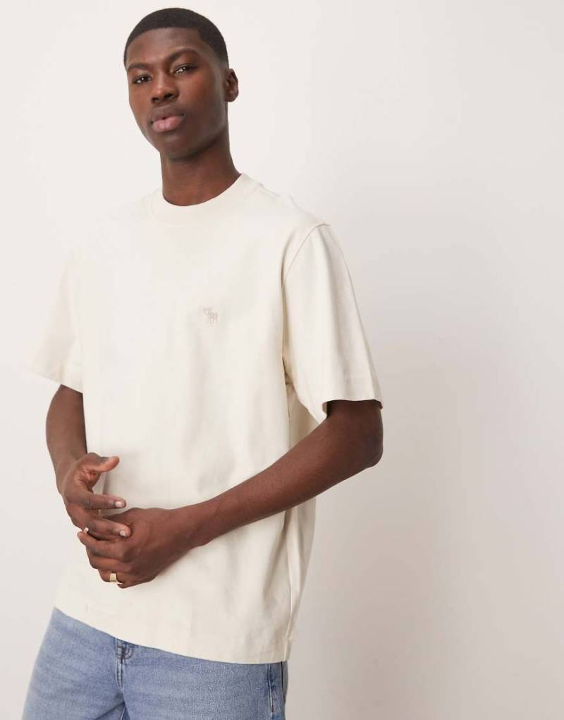 Abercrombie & Fitch - Hochwertiges, kurzärmliges T-Shirt in Wollweiß mit Markenlogo von Abercrombie & Fitch