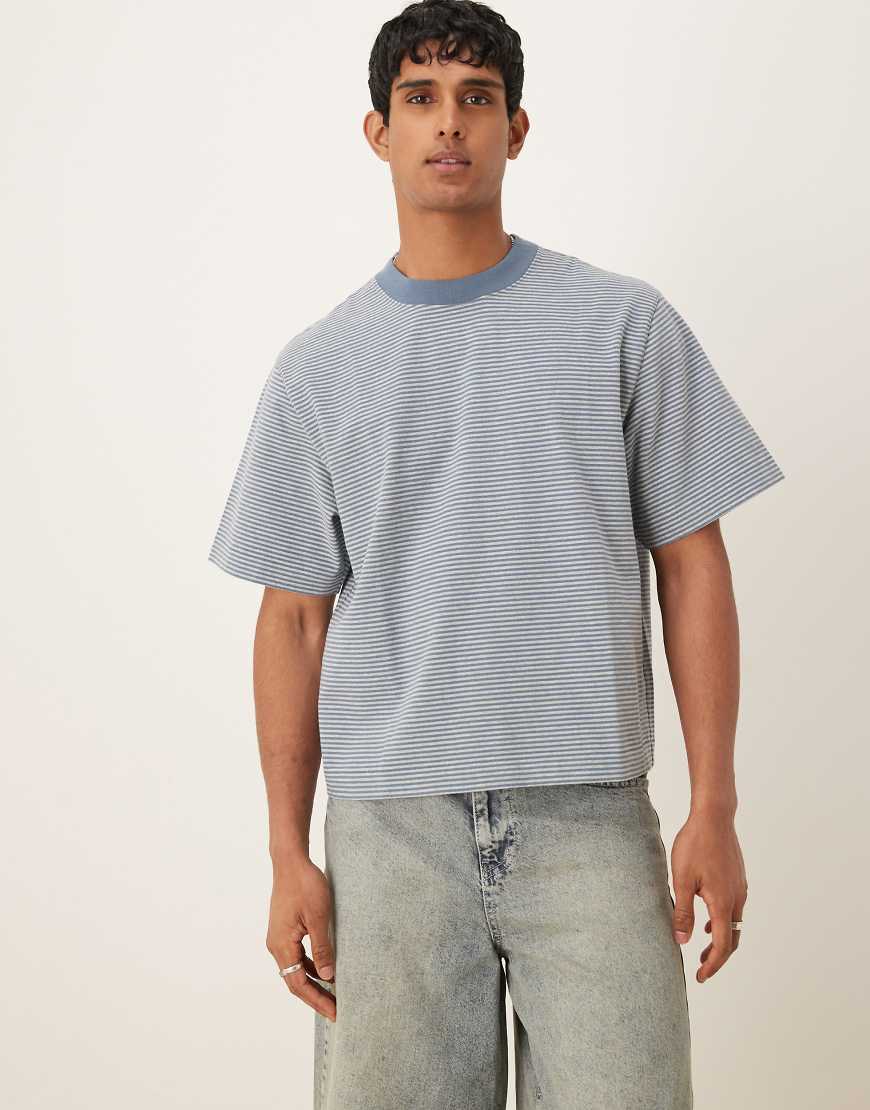 Abercrombie & Fitch - Hochwertiges Cropped T-Shirt aus schwerem Material mit grauen Streifen von Abercrombie & Fitch
