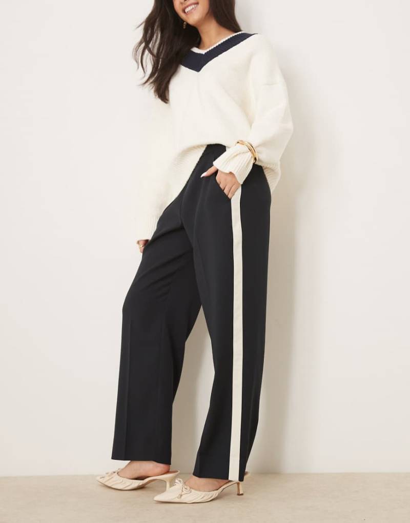 Abercrombie & Fitch - Hose in Schwarz mit geradem Bein, Streifendetail und elastischem Bund-Neutral Abercrombie & Fitch - Hose in Schwarz mit geradem Bein, Streifendetail und elastischem Bund-Neutral von Abercrombie & Fitch