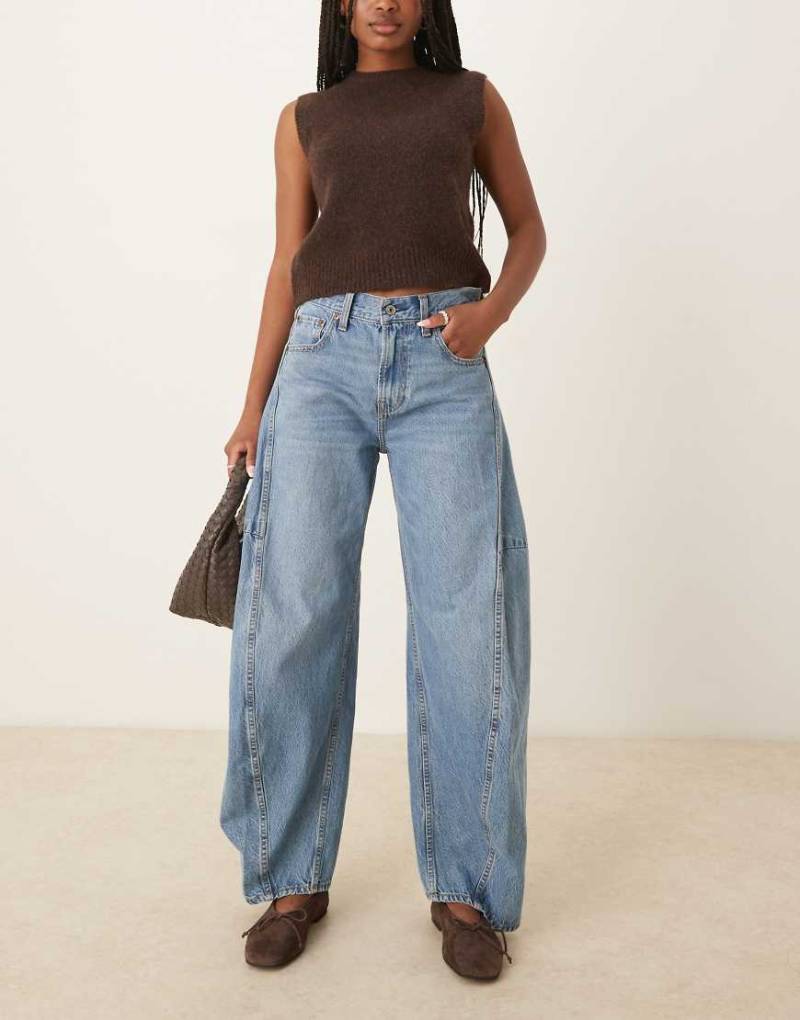 Abercrombie & Fitch - Jeans in mittelblauer Waschung mit stark abgerundetem Beinschnitt von Abercrombie & Fitch