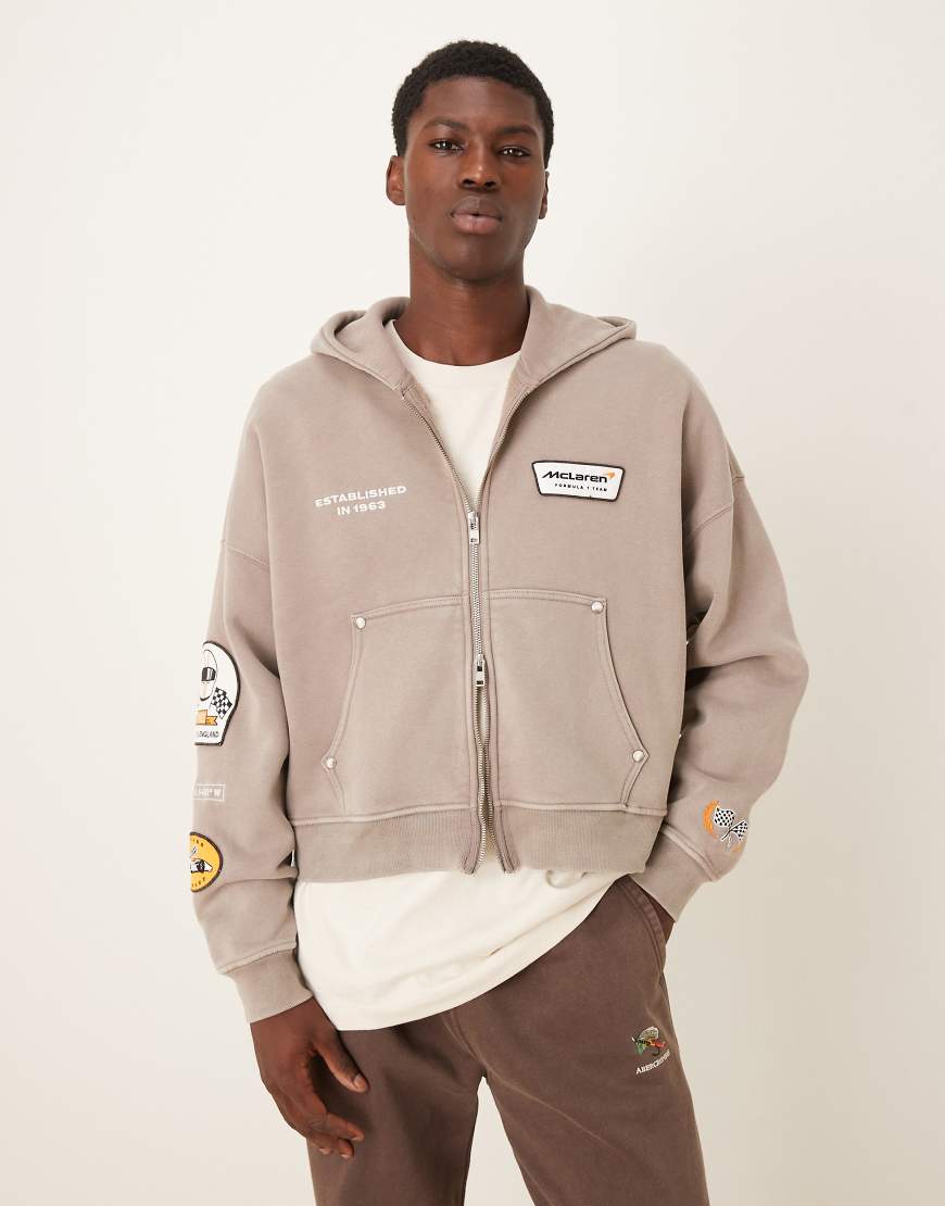 Abercrombie & Fitch - Kapuzenjacke in Beige mit Reißverschluss und F1-Grafik-Neutral von Abercrombie & Fitch