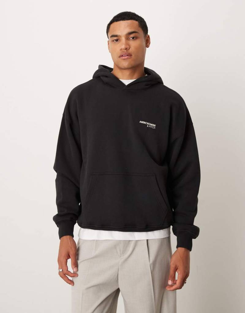 Abercrombie & Fitch - Kapuzenpullover in Schwarz mit Logoprint vorne auf der Tasche Abercrombie & Fitch - Kapuzenpullover in Schwarz mit Logoprint vorne auf der Tasche von Abercrombie & Fitch