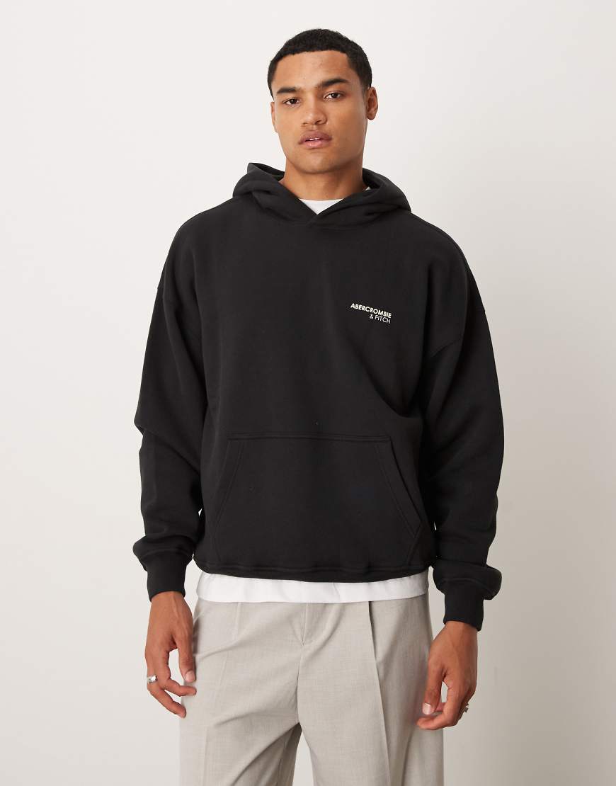 Abercrombie & Fitch - Kapuzenpullover in Schwarz mit Logoprint vorne auf der Tasche von Abercrombie & Fitch