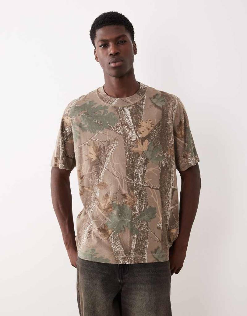 Abercrombie & Fitch - Kastiges T-Shirt mit grünem Blatt-Tarnmuster von Abercrombie & Fitch