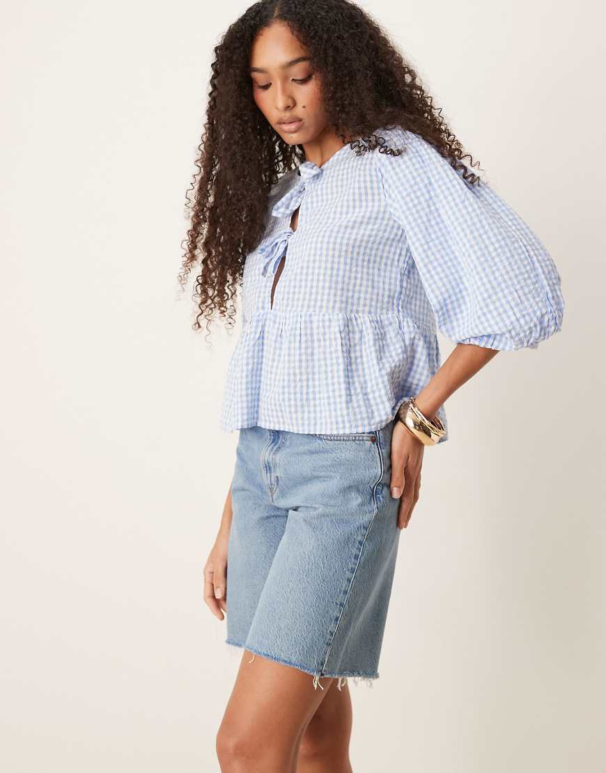 Abercrombie & Fitch - Klassische Bermuda-Shorts in mittelblauer Waschung mit mittelhohem Bund und ausgefranstem Saum Abercrombie & Fitch - Klassische Bermuda-Shorts in mittelblauer Waschung mit mittelhohem Bund und ausgefranstem Saum von Abercrombie & Fitch