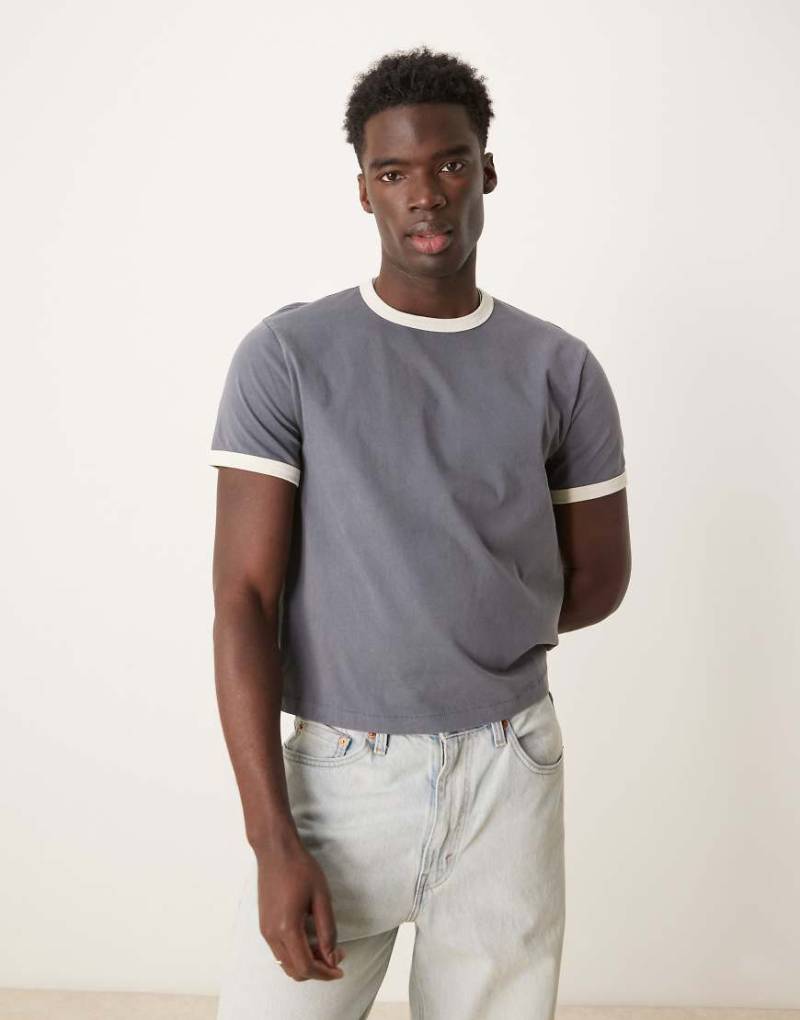 Abercrombie & Fitch - Knapp geschnittenes T-Shirt in verwaschenem Blau mit Ringerrücken von Abercrombie & Fitch