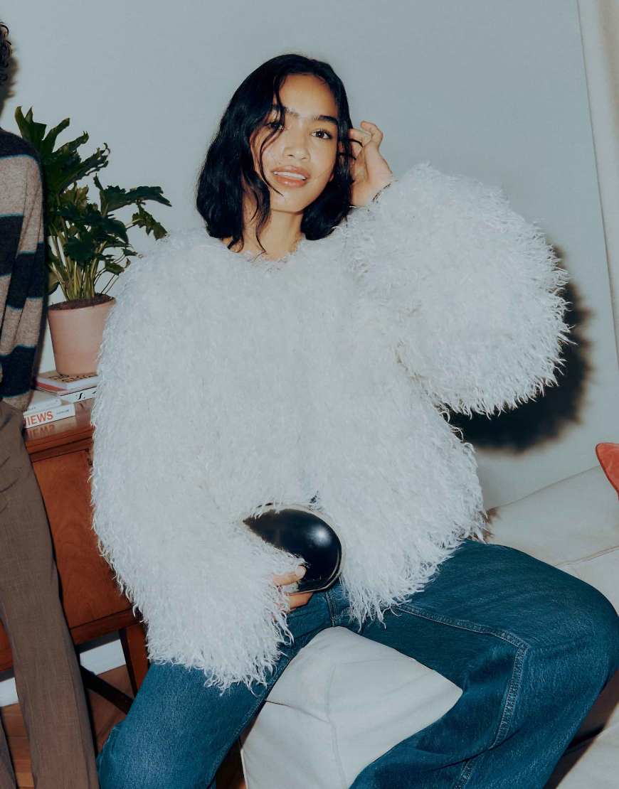 Abercrombie & Fitch - Kragenlose Cropped-Jacke aus Kunstpelz in Cremeweiß-Neutral von Abercrombie & Fitch