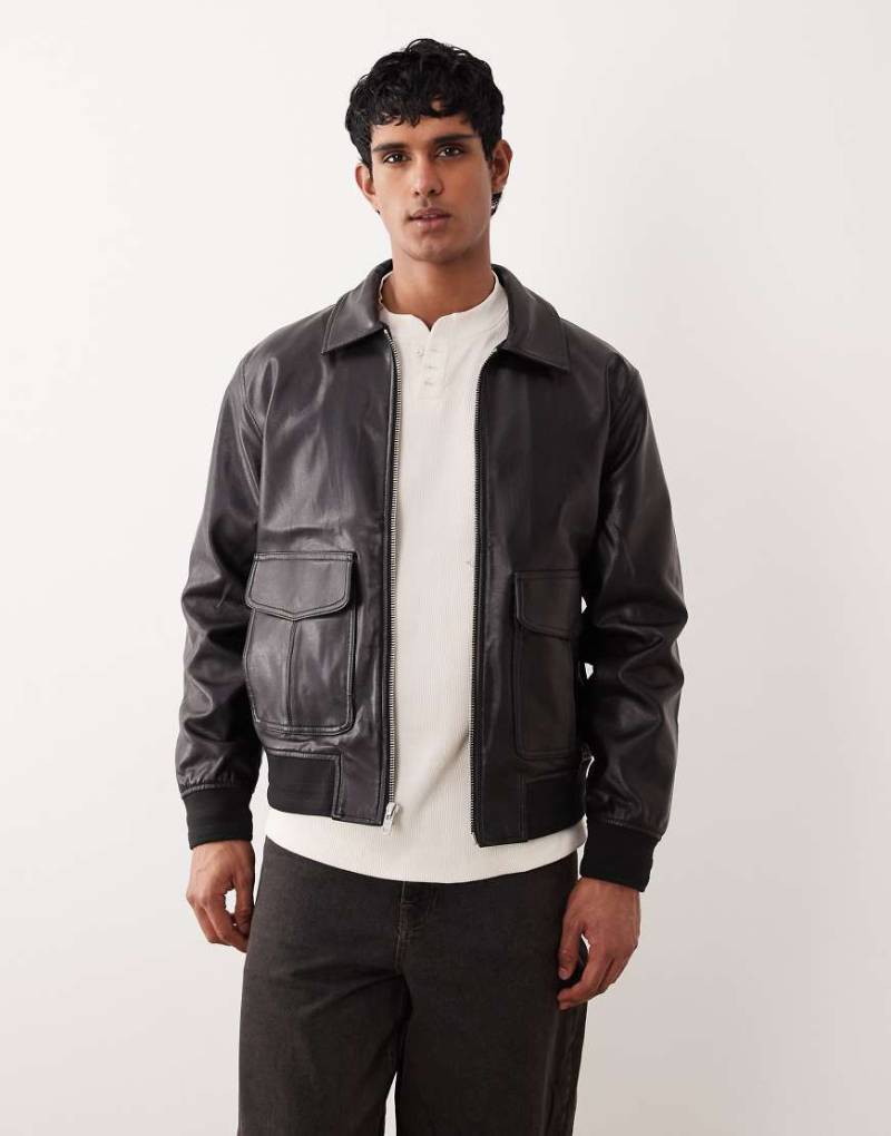 Abercrombie & Fitch - Kürzere Pilotenjacke aus Kunstleder in Dunkelbraun-Brown von Abercrombie & Fitch