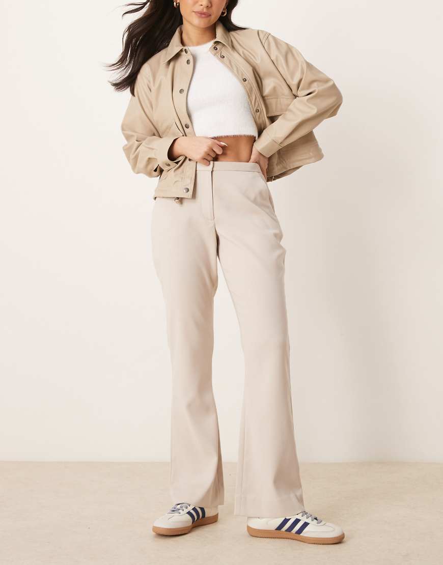 Abercrombie & Fitch - Kurvig geschnittene Bootcut-Hose in Grau mit niedrigem Bund Abercrombie & Fitch - Kurvig geschnittene Bootcut-Hose in Grau mit niedrigem Bund von Abercrombie & Fitch