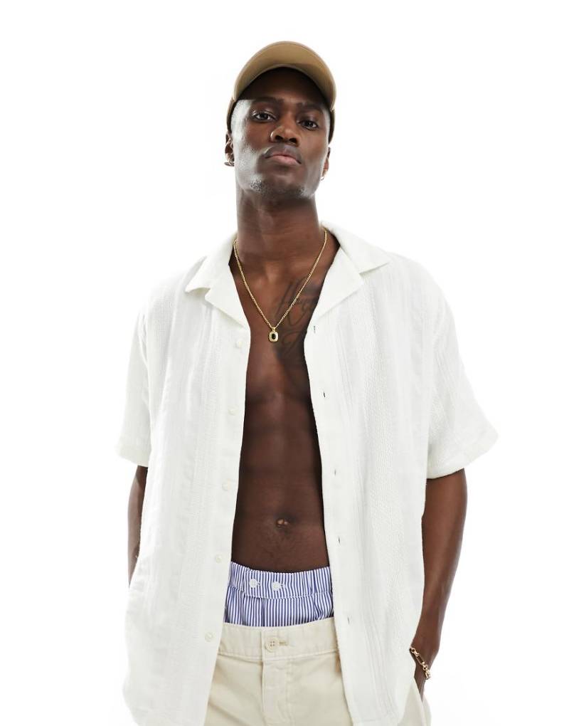 Abercrombie & Fitch - Kurzärmliges, gestreiftes Hemd aus Dobby-Stoff in Weiß mit lockerem Schnitt von Abercrombie & Fitch