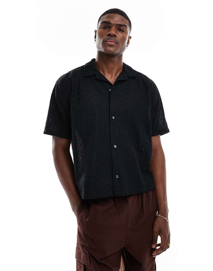 Abercrombie & Fitch - Kurzärmliges, kurz geschnittenes Oversize-Hemd in Schwarz mit etwas Spitze Abercrombie & Fitch - Kurzärmliges, kurz geschnittenes Oversize-Hemd in Schwarz mit etwas Spitze von Abercrombie & Fitch