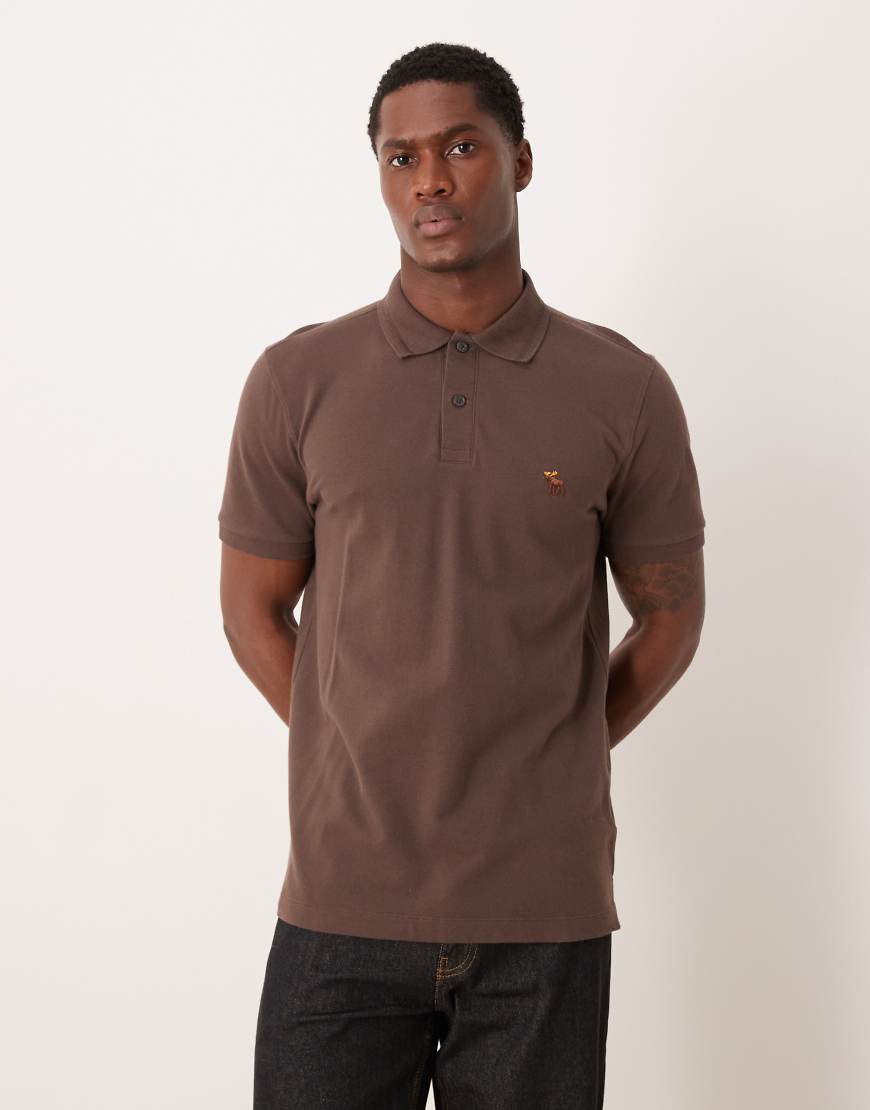 Abercrombie & Fitch - Kurzärmliges Polo-T-Shirt in Braun mit Brust-Logo-Brown von Abercrombie & Fitch