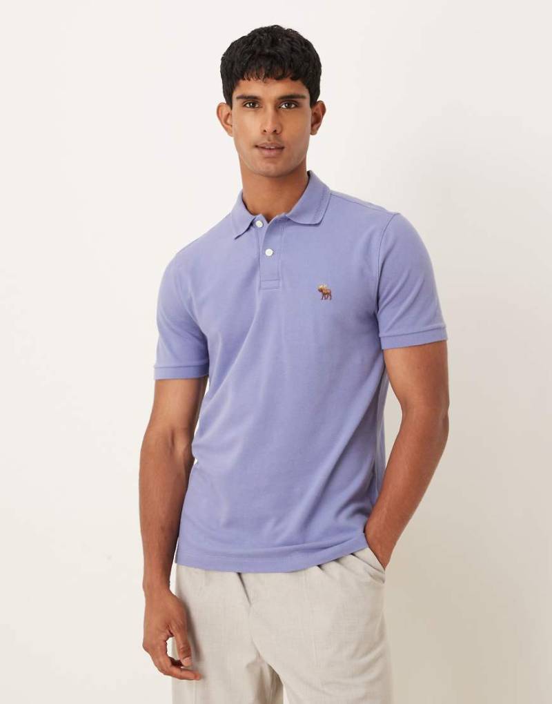 Abercrombie & Fitch - Kurzärmliges Polo-T-Shirt in Lila mit Brust-Logo von Abercrombie & Fitch