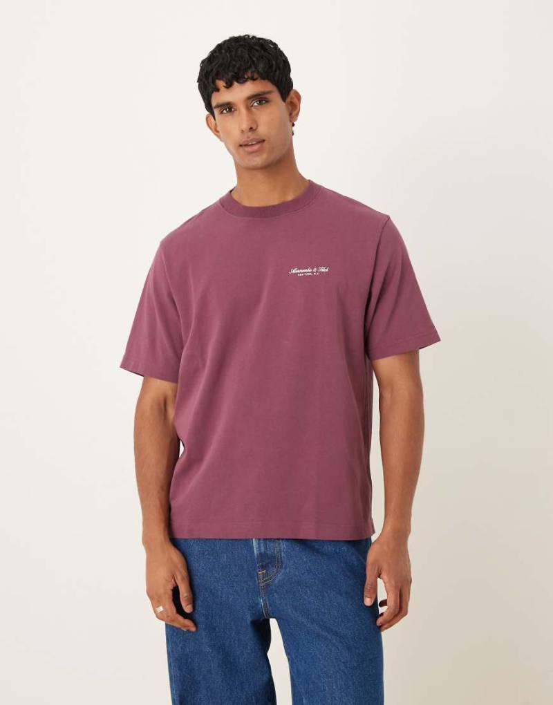 Abercrombie & Fitch - Kurzärmliges Premium-T-Shirt in Burgunderrot mit Logo auf der Brust von Abercrombie & Fitch